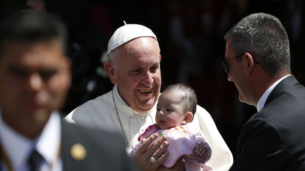 El Papa a las familias: "Es conveniente que discutan y vuele algún plato"