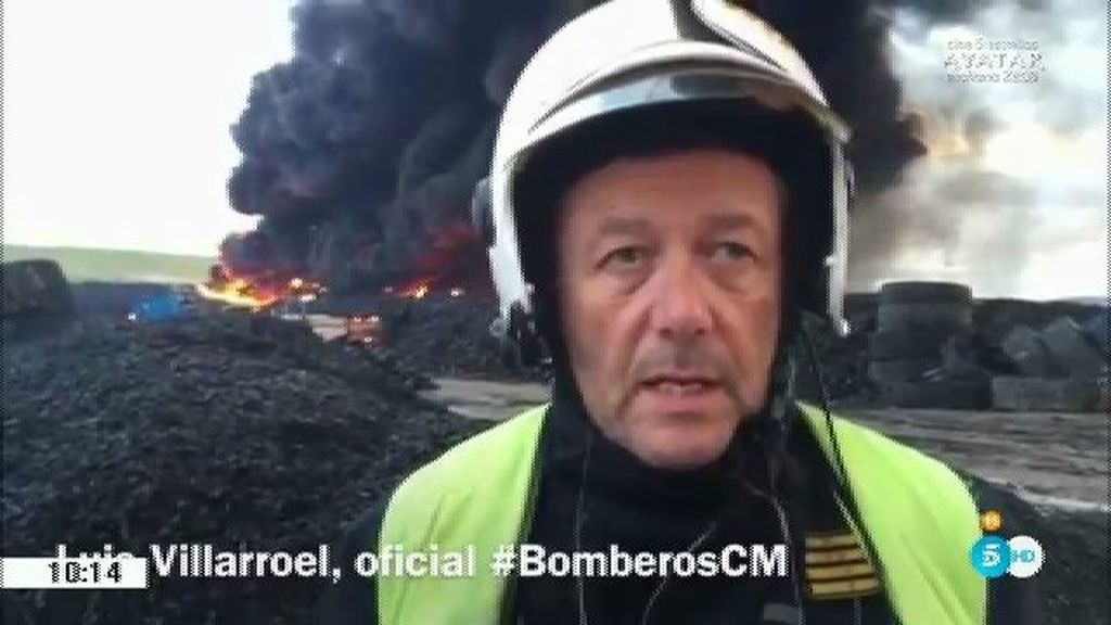 Las dotaciones de bomberos trabajan para evitar la propagación del incendio