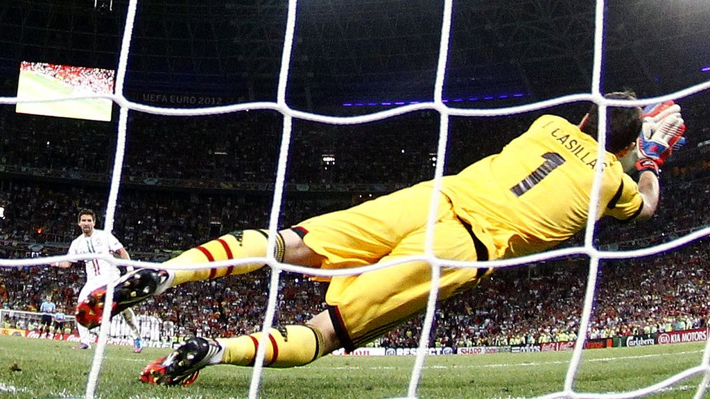 Las mejores fotos de los penaltis que nos meten en una nueva final