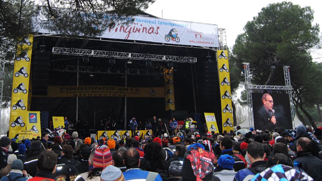 Ernest Riveras se dirige al público al ganar el 'Pingüino'