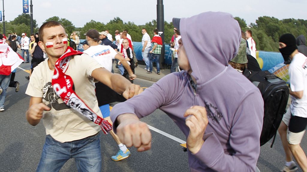 Peleas, destrozos, insultos racistas y detenciones