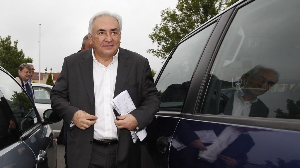 Dominique Strauss-Kahn acude a votar en Sarcelles
