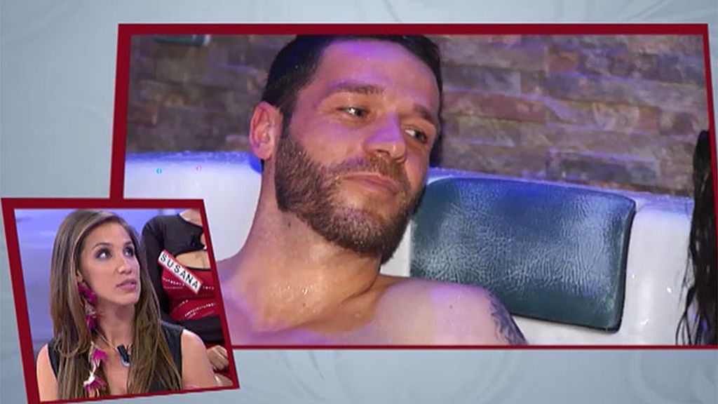 Leo y Chabeli juegan dentro del jacuzzi