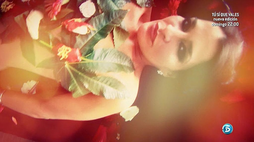 Aída Nízar prueba en su propia piel el body sushi