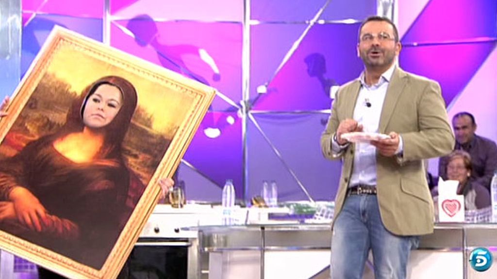 La reportera cambia el rostro de la pintura