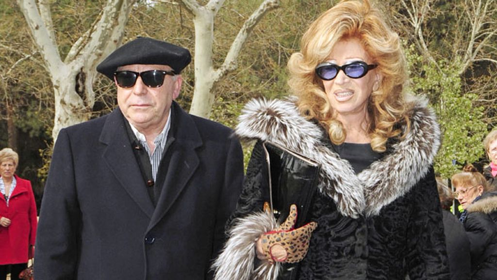 Amigos y familiares en el tanatorio