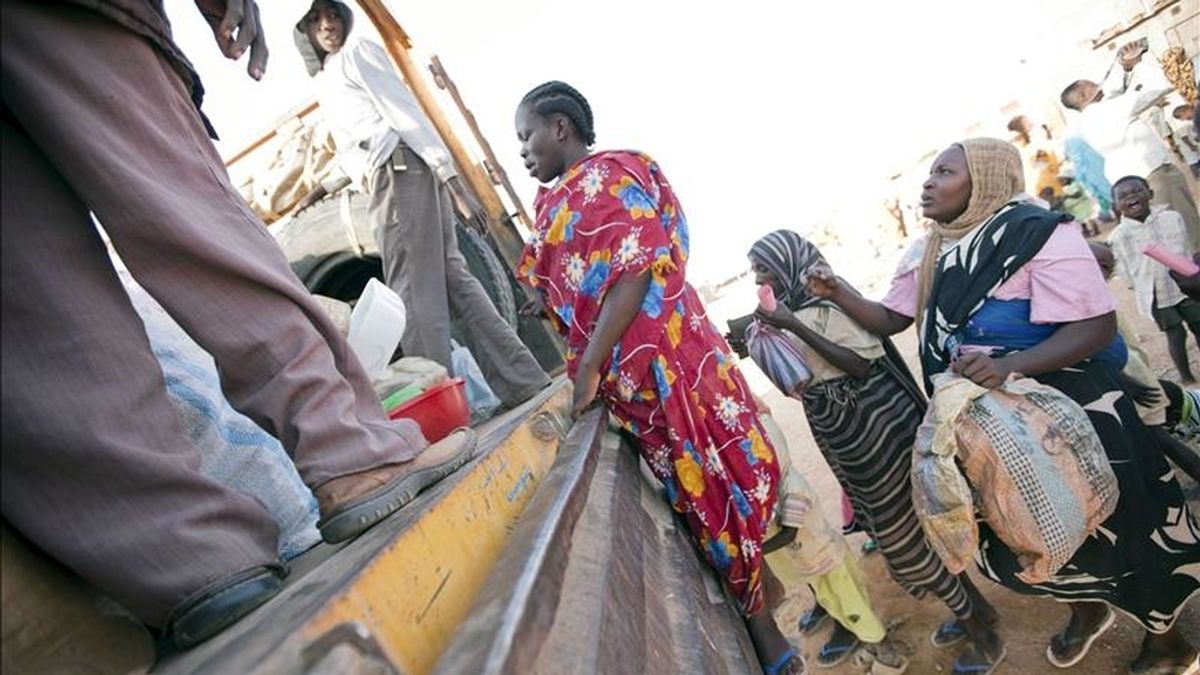 Imagen facilitada por la fuerza de paz de la ONU y la Unión Africana (UNAMID) el pasado 8 de diciembre de 2010, que muestra a refugiados sudaneses cargando sus pertenencias en un camión en el campo de desplazados de Kalma, en Nyala, al sur de Darfur. EFE/Archivo