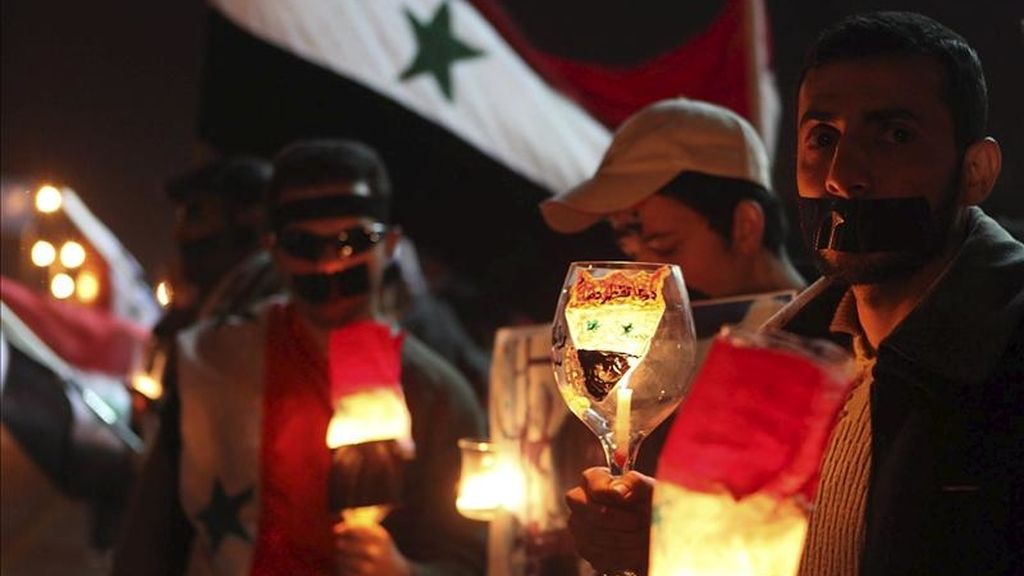 Ciudadanos sirios residentes en Jordania participan en una protesta convocada en los alrededores de la embajada siria en Ammán (Jordania) el pasado sábado 9 de abril. EFE/Archivo