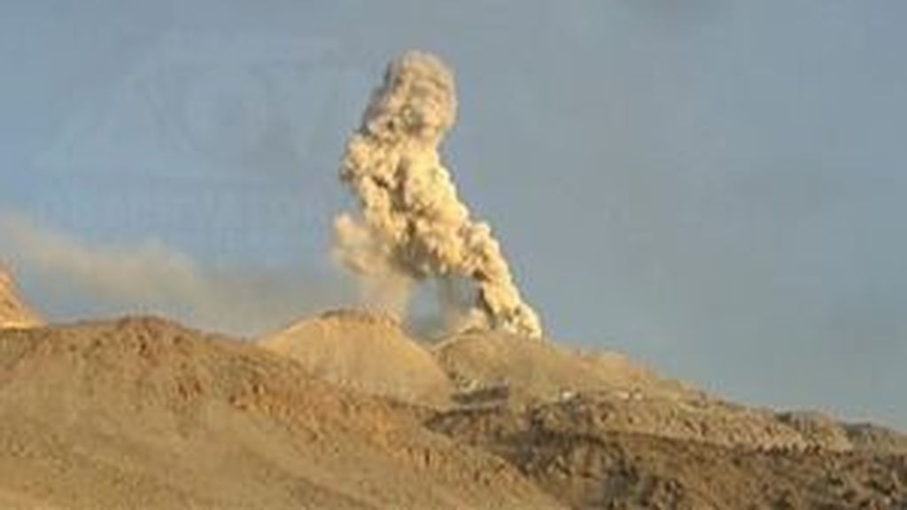 El volcán Sabancaya arroja ceniza y humo