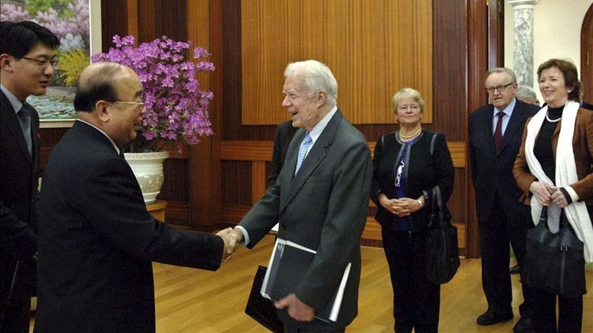 Foto facilitada por la agencia estatal norcoreana KCNA que muestra a una delegación encabezada por el ex presidente estadounidense Jimmy Carter (c), durante una reunión con el ministro norcoreano de Exteriores, Pak Ui Chun (i), en Pyongyang (Corea del Norte), hoy, martes 26 de abril de 2011.  EFE