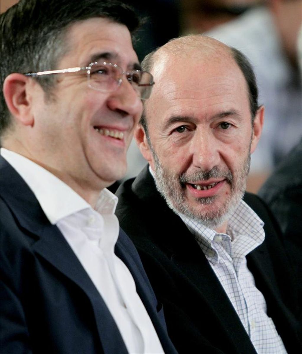 El vicepresidente primero del Gobierno, Alfredo Pérez Rubalcaba (d), y el lehendakari, Patxi López (i), conversan durante su participación en un acto electoral del PSE/EE celebrado hoy en San Sebastián. EFE