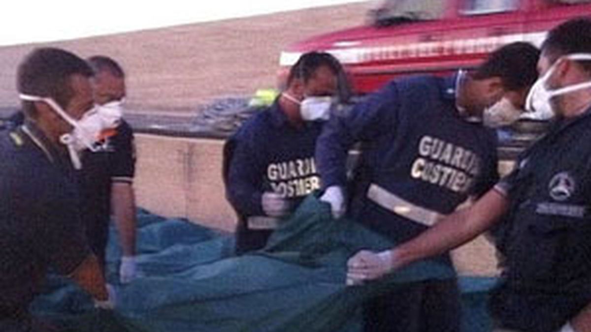 Agentes de la guardia costera italiana trasladan el cadáver de uno de los inmigrantes encontrados en Lampedusa. Foto: EFE