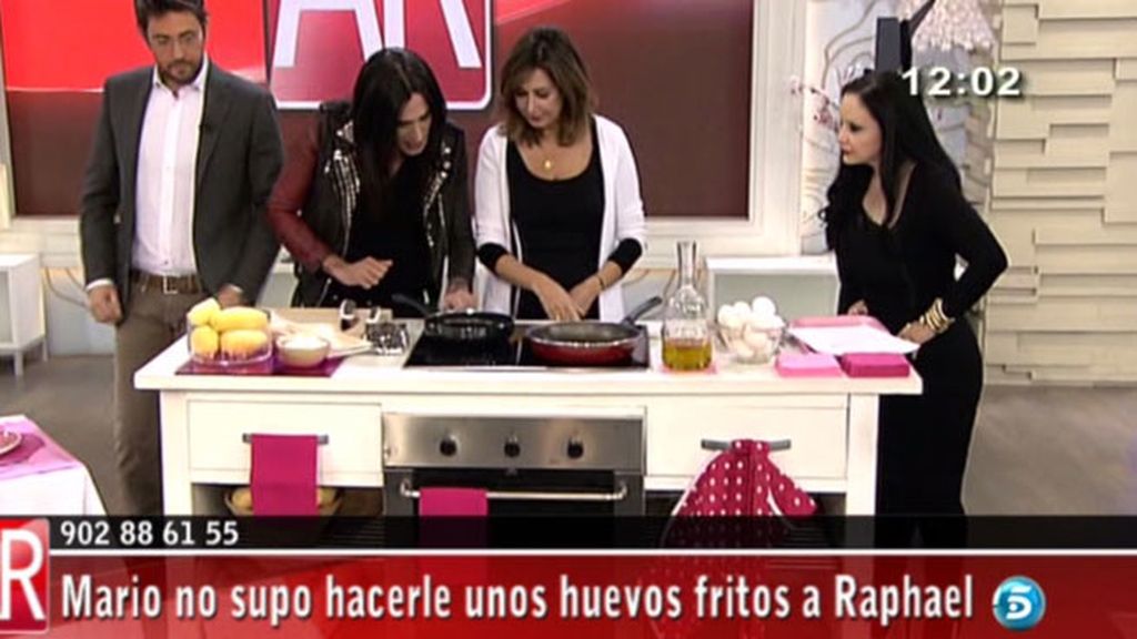 Mario no supo hacerle unos huevos fritos a Raphael