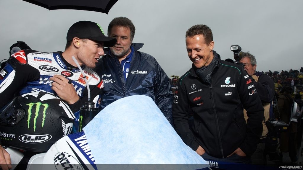 Michael Schumacher charla con el compañero de Yamaha de Jorge Lorenzo, Ben Spies