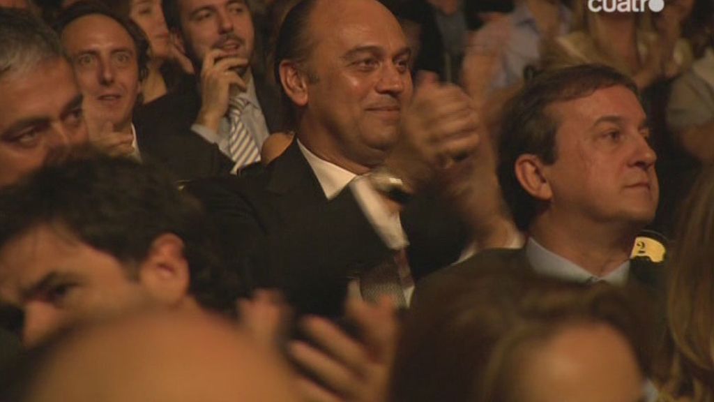 La presentadora recogió el codiciado premio con un look sobrio y elegante