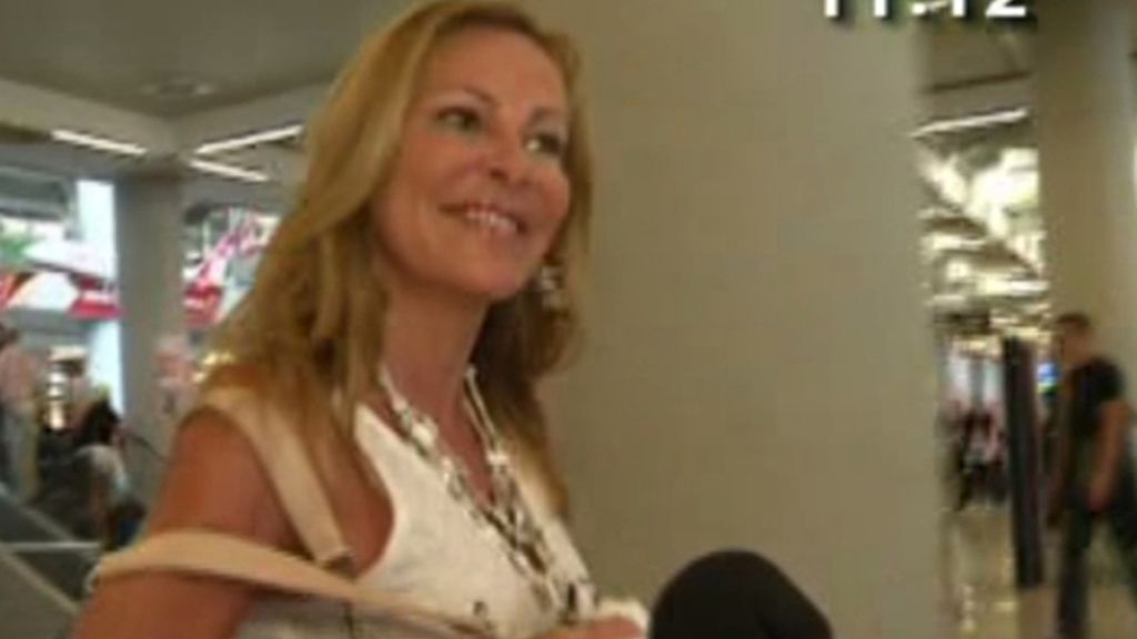 Alex Lequio y Andrea Guasch, mimos en el aeropuerto