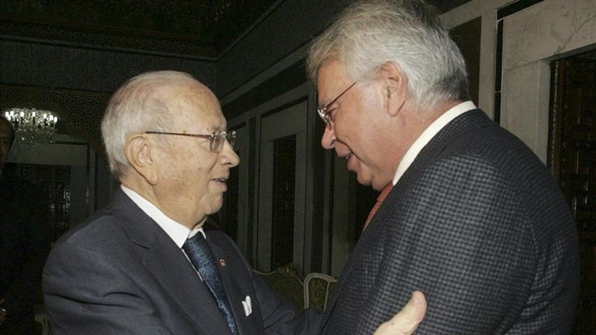 El ex presidente español Felipe Gonzalez (d) durante su reunión con el primer ministro tunecino Beji Caid Essebsi (i), el pasado 19 de marzo. EFE/Archivo