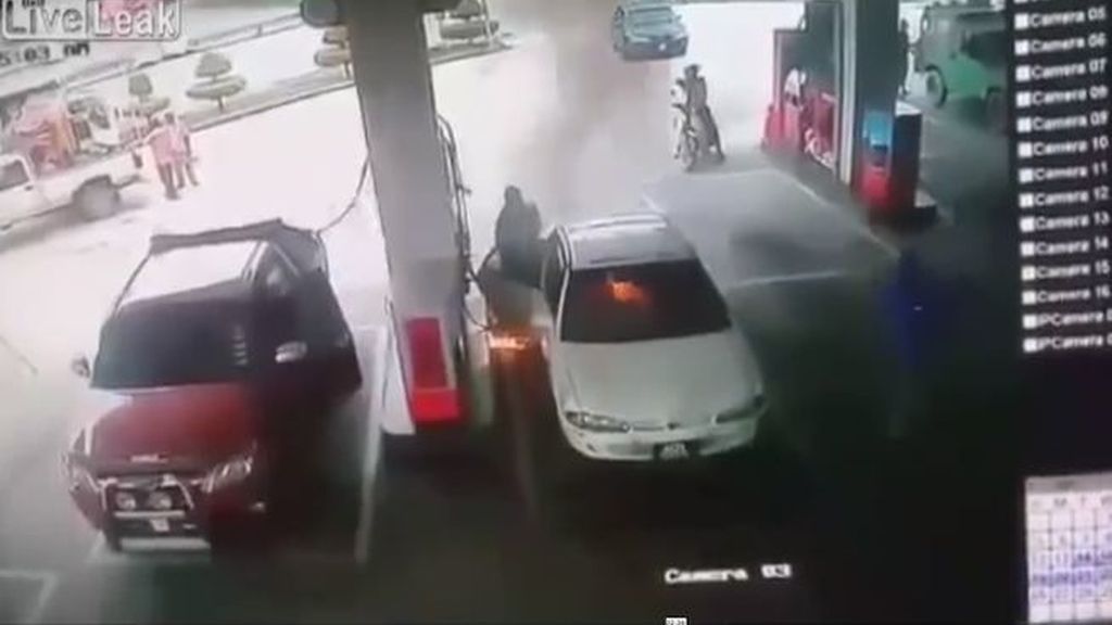 Un niño quema un coche al jugar con un mechero en una gasolinera