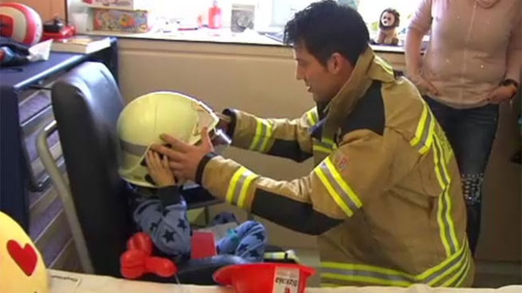 Los bomberos de Vizcaya arrancan sonrisas a los niños hospitalizados