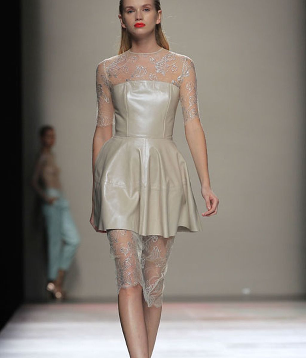 Siluetas fluidas que evocan un verano perpetuo