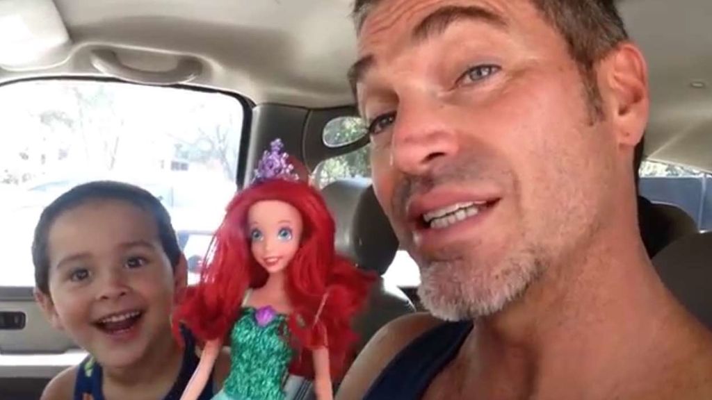 La celebración de un padre porque su hijo elige una muñeca se vuelve viral