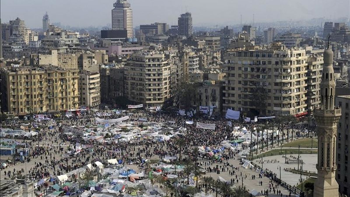 Manifestantes egipcios detractores del régimen del presidente Hosni Mubarak se congregan hoy por decimosexto día consecutivo en la plaza de Tahrir en El Cairo (Egipto). EFE