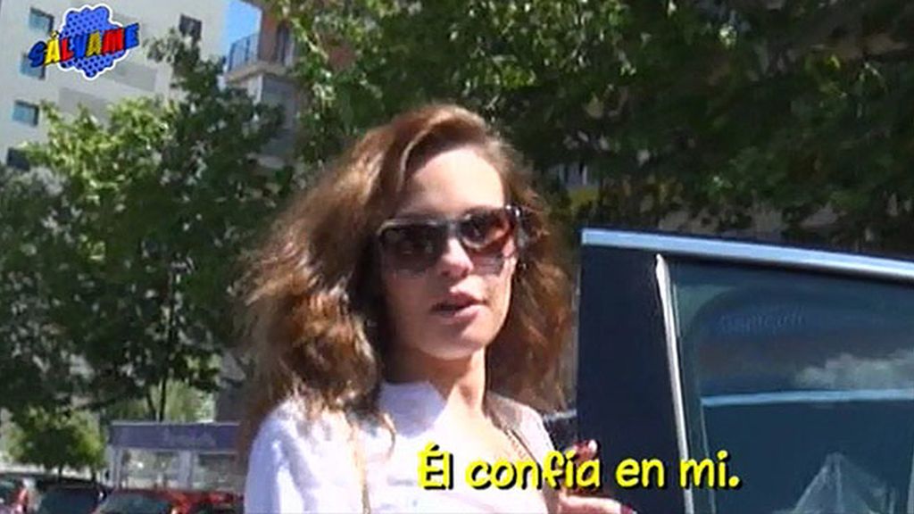 La pareja guarda silencio, pero pasean sonrientes y de la mano