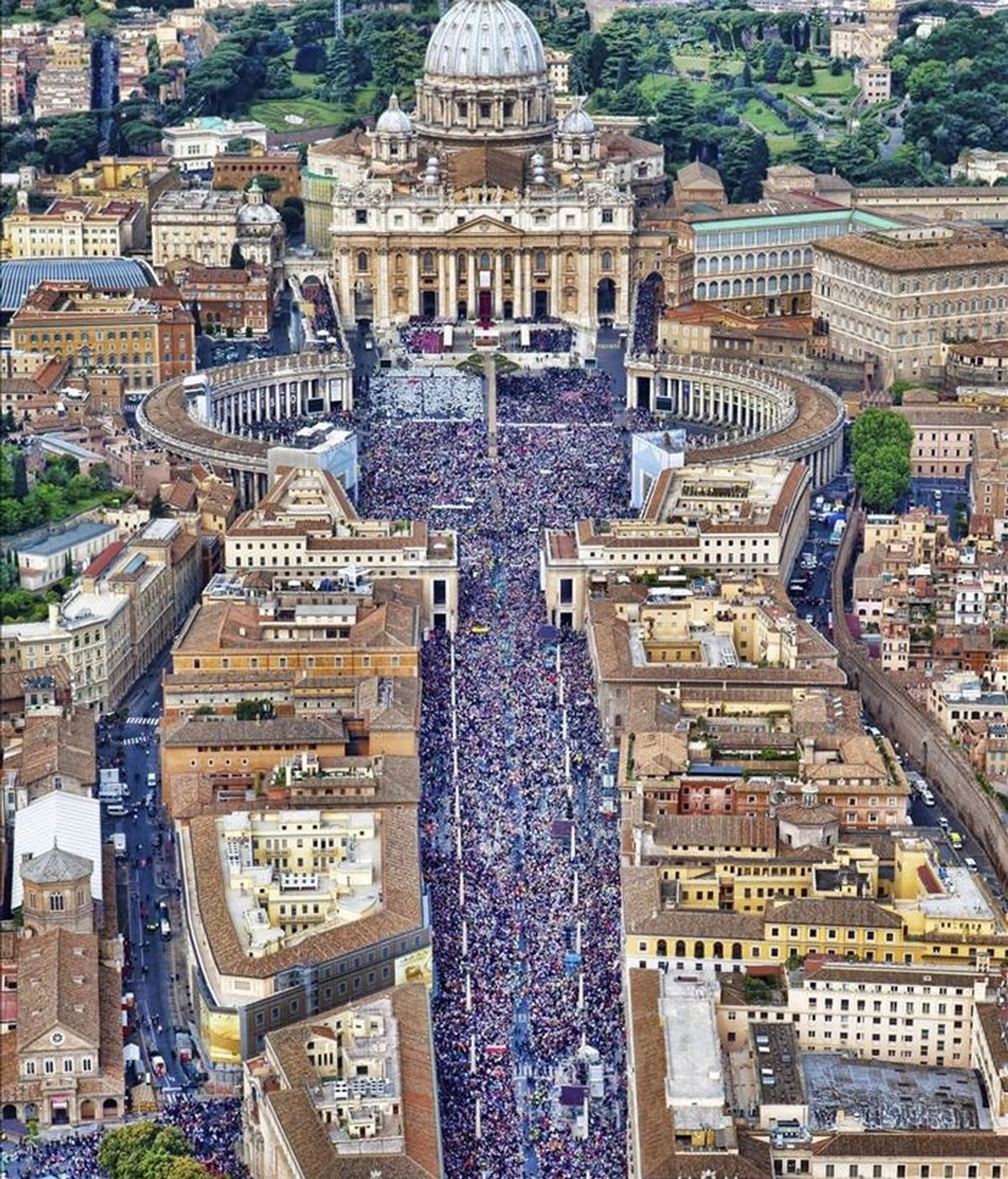Fotografía aérea facilitada por la Policía italiana de la plaza de San Pedro y la Via della Conciliazione durante la ceremonia de beatificación de Juan Pablo II hoy. EFE