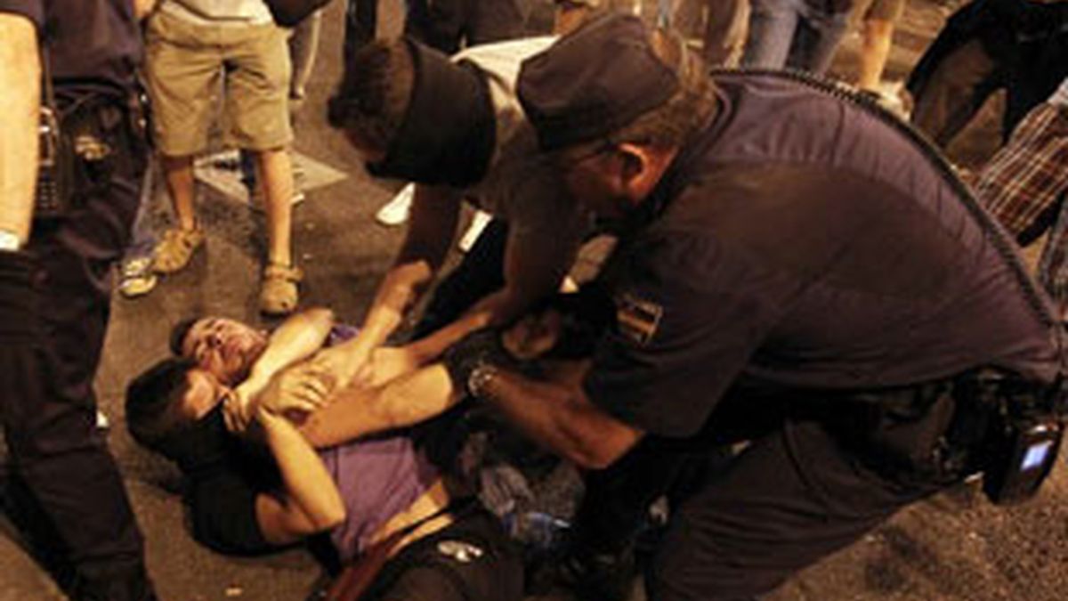 La Policía carga contra los manifestantes laicos en Sol. Foto:Reuters
