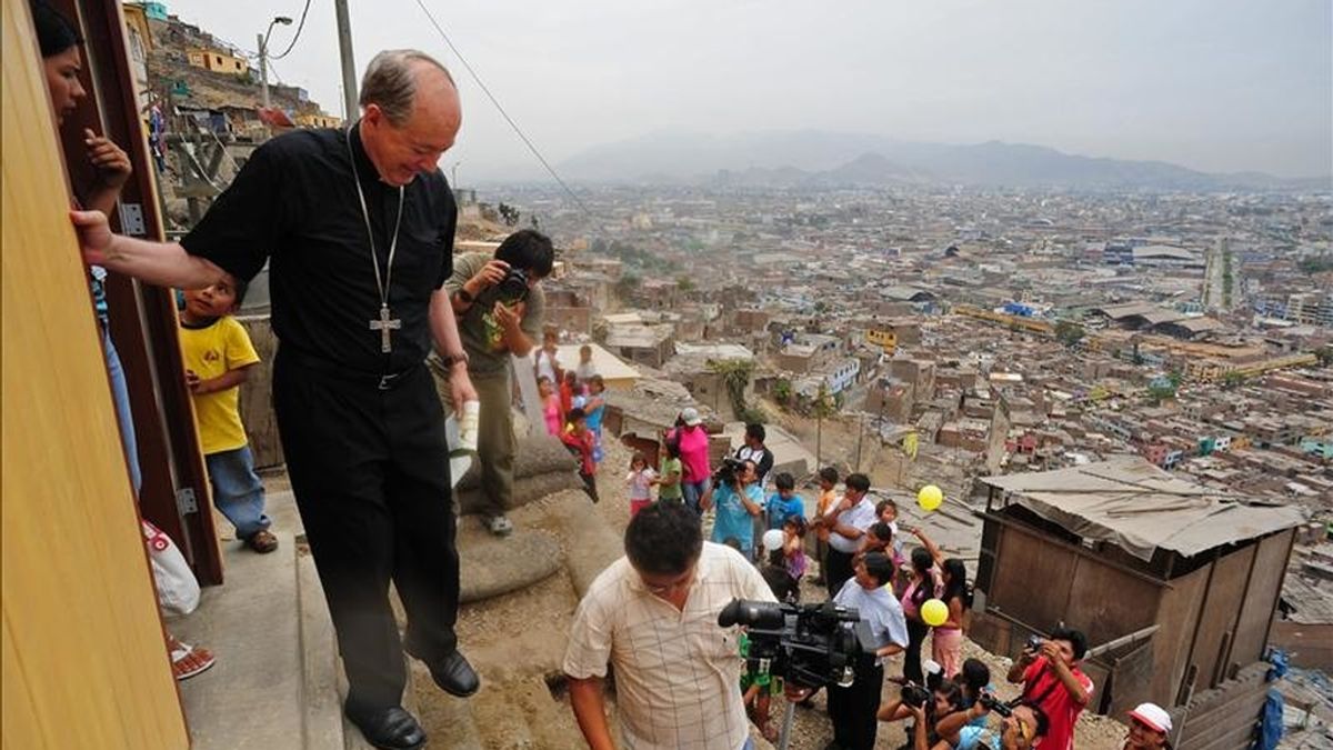 El Arzobispo de Lima, Cardenal Juan Luis Cipriani, baja una escalera mientras entrega varias casas prefabricadas el pasado 12 de febrero de 2011, en el barrio de El Agustino, en el este de Lima (Perú). La organización católica Cáritas entregó las viviendas a familias que viven en la extrema pobreza. EFE/Archivo El Arzobispo de Lima, Cardenal Juan Luis Cipriani, baja una escalera mientras entrega varias casas prefabricadas el pasado 12 de febrero de 2011, en el barrio de El Agustino, en el este de Lima (Perú). La organización católica Cáritas entregó las viviendas a familias que viven en la extrema pobreza. EFE/Archivo