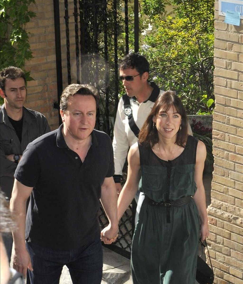 El primer ministro británico, David Cameron, y su esposa, Samantha, salen del hotel de tres estrellas en el histórico barrio del Realejo en Granada donde se alojan, en este segundo día de visita privada. EFE