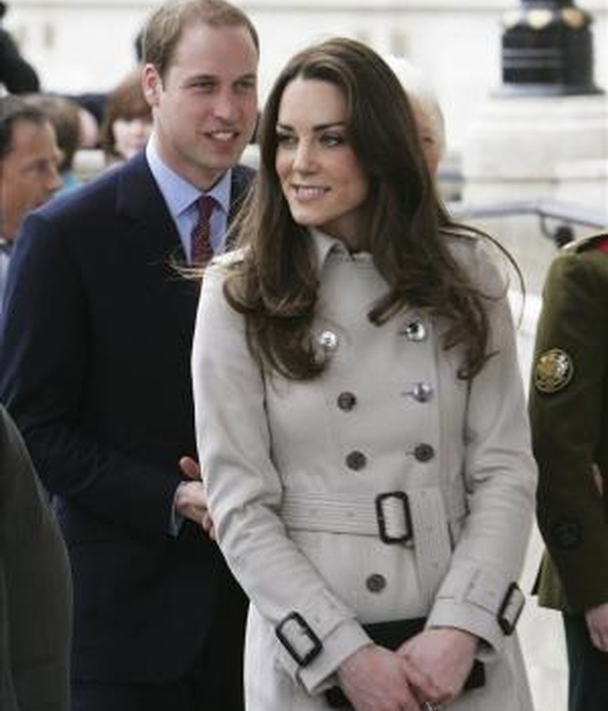 El príncipe Guillermo (izq) y su prometida Kate Middleton (c) a su llegada al ayuntamiento de Belfast, Irlanda del Norte (Reino Unido). EFE/Archivo