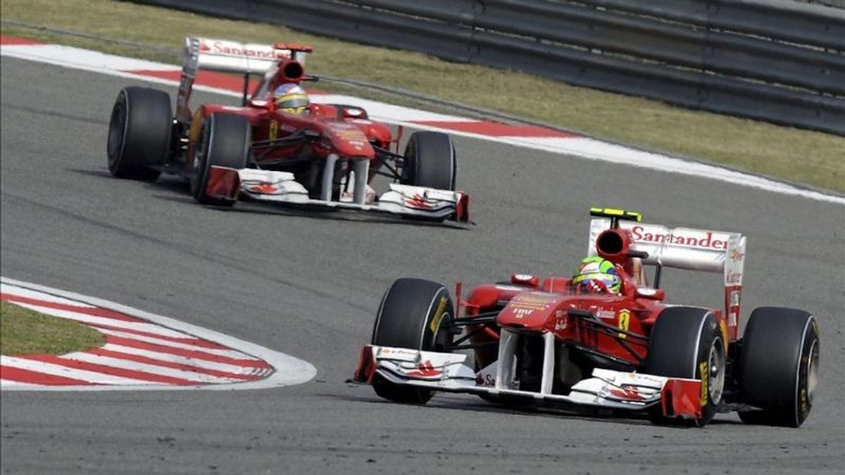 El piloto brasileño de Fórmula Uno Felipe Massa (d), de la escudería Ferrari, se sitúa por delante de su compañero español Fernando Alonso. EFE/Archivo