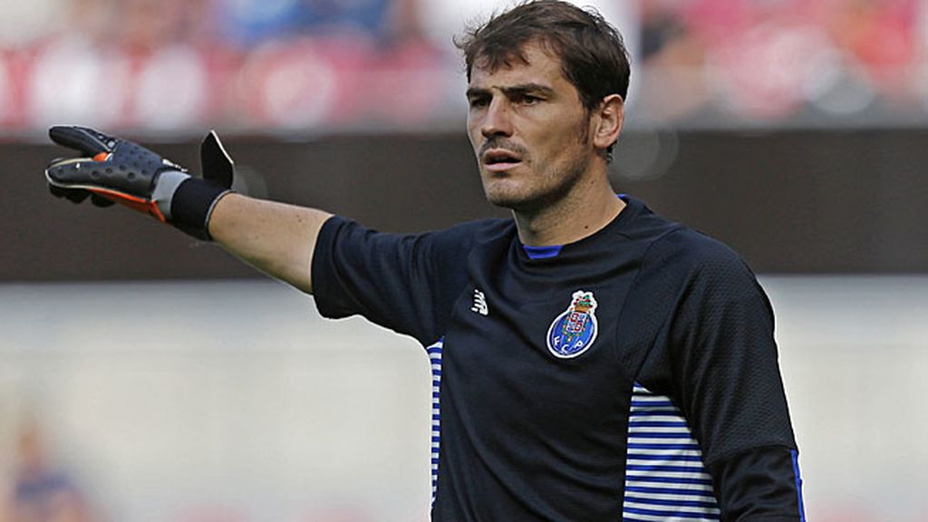 Casillas se lleva la primera gran ovación de la afición del Oporto en su presentación
