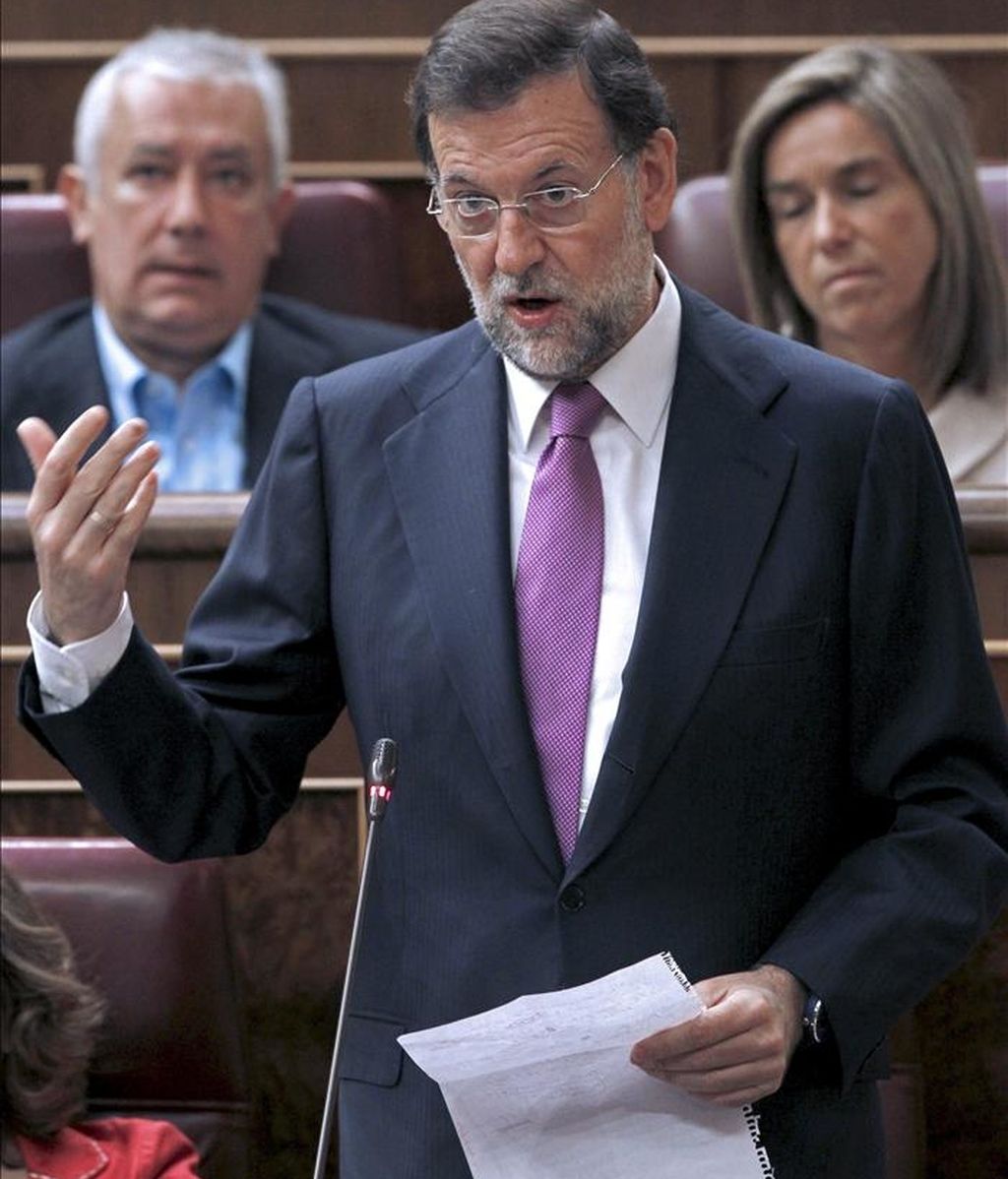 El líder del PP, Mariano Rajoy, durante su intervención en la sesión de contol al Ejecutivo que hoy celebra el Congreso tras el parón de las elecciones autonómicas y municipales, en la que ha formulado una pregunta al presidente del Congreso, José Luis Rodríguea Zapatero, sobre el desempleo juvenil. EFE
