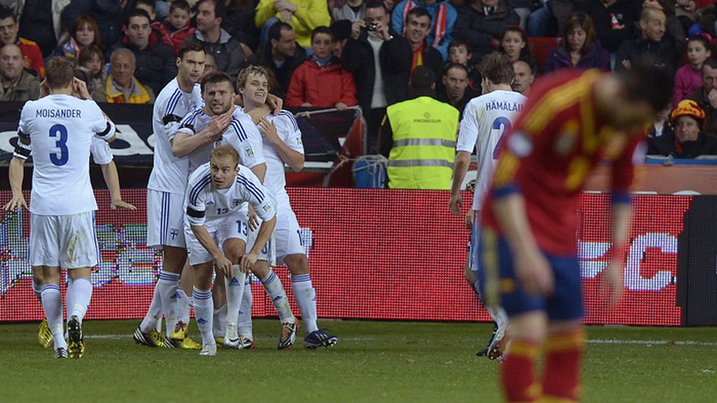Finlandia celebra el gol del empate ante España
