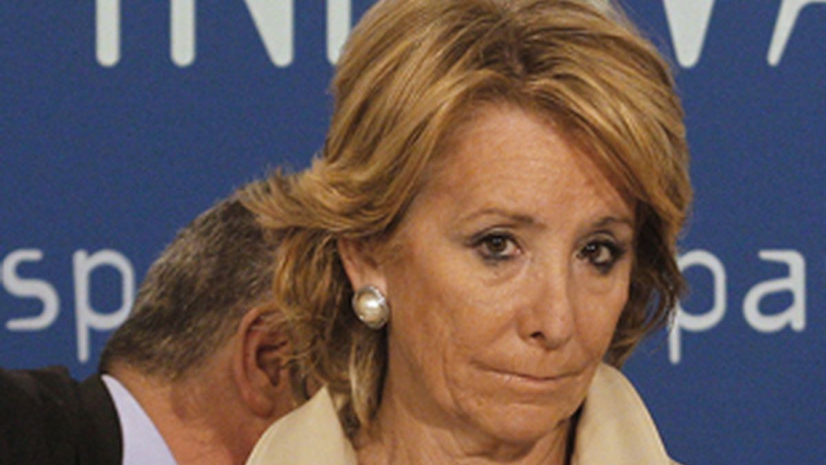 La presidenta de la Comunidad de Madrid, víctima de nuevo de un micrófono abierto.Vídeo: Informativos Telecinco.