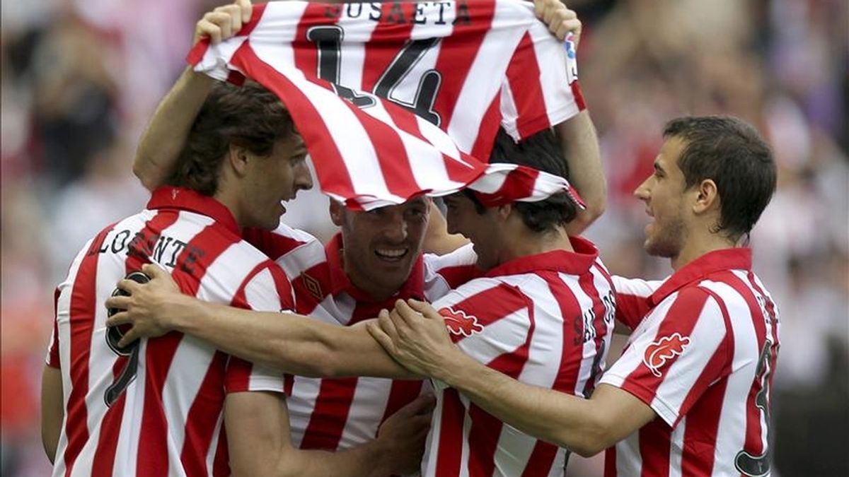 El delantero del Athletic de Bilbao Gaizka Toquero (2i) muestra una camiseta de Markel Susaeta en presencia de sus compañeros Fernando Llorente (i), Mikel San José (2d) y Borja Ekiza tras marcar el primer gol de su equipo durante el partido, correspondiente a la trigésima quinta jornada. EFE