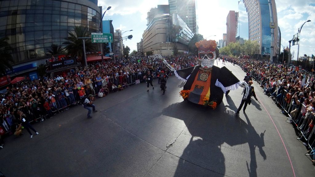 México celebra por primera vez el Desfile del Día de los Muertos