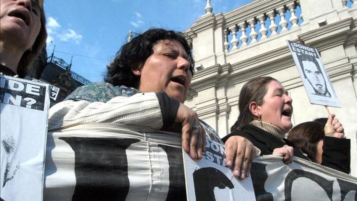 Las Fuerzas Armadas no están depuradas, tienen en sus filas a violadores de derechos humanos", afirmó la presidenta de la Agrupación de Familiares de Detenidos Desaparecidos (AFDD), Lorena Pizarro (c), en alusión a que el actual "número dos" del Ejército, el general Guillermo Castro Muñoz. EFE/Archivo Las Fuerzas Armadas no están depuradas, tienen en sus filas a violadores de derechos humanos", afirmó la presidenta de la Agrupación de Familiares de Detenidos Desaparecidos (AFDD), Lorena Pizarro (c), en alusión a que el actual "número dos" del Ejército, el general Guillermo Castro Muñoz. EFE/Archivo