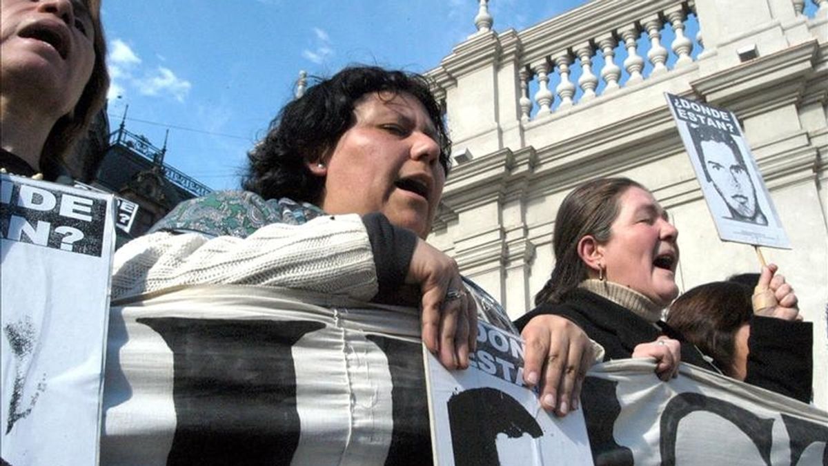 Las Fuerzas Armadas no están depuradas, tienen en sus filas a violadores de derechos humanos", afirmó la presidenta de la Agrupación de Familiares de Detenidos Desaparecidos (AFDD), Lorena Pizarro (c), en alusión a que el actual "número dos" del Ejército, el general Guillermo Castro Muñoz. EFE/Archivo