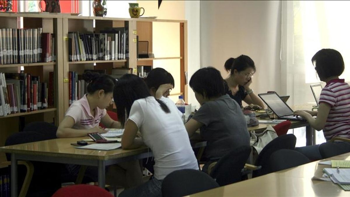 Estudiantes en una biblioteca de Pekín. EFE/Archivo