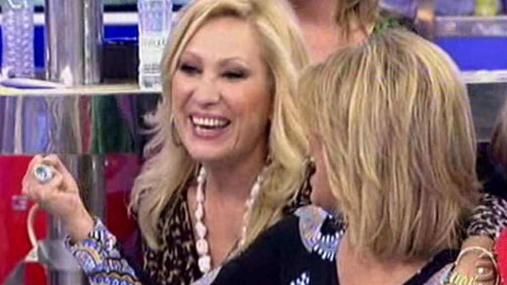 Se emociona al escuchar la canción con la que conoció a Amador