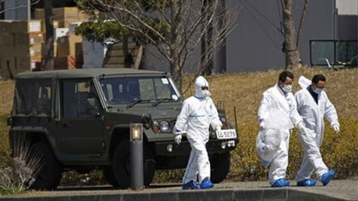 Pese a ir protegidos, los trabajadores que se mantuvieron operativos en la central de Fukushima se vieron afectados, 28 de ellos seriamente. Foto: AP.