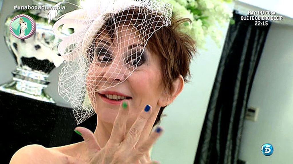 Karmele Marchante se viste de novia para anunciar la boda