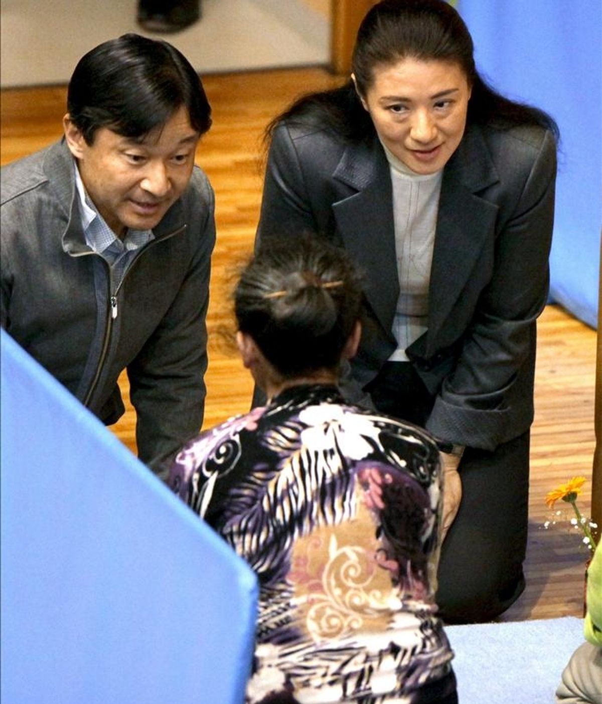 El príncipe heredero japonés Naruhito (izq) y su esposa, la princesa Masako (dcha), conversan con damnificados del terremoto en un centro para evacuados en Tokio (Japón) hoy, miércoles 6 de abril de 2011. EFE