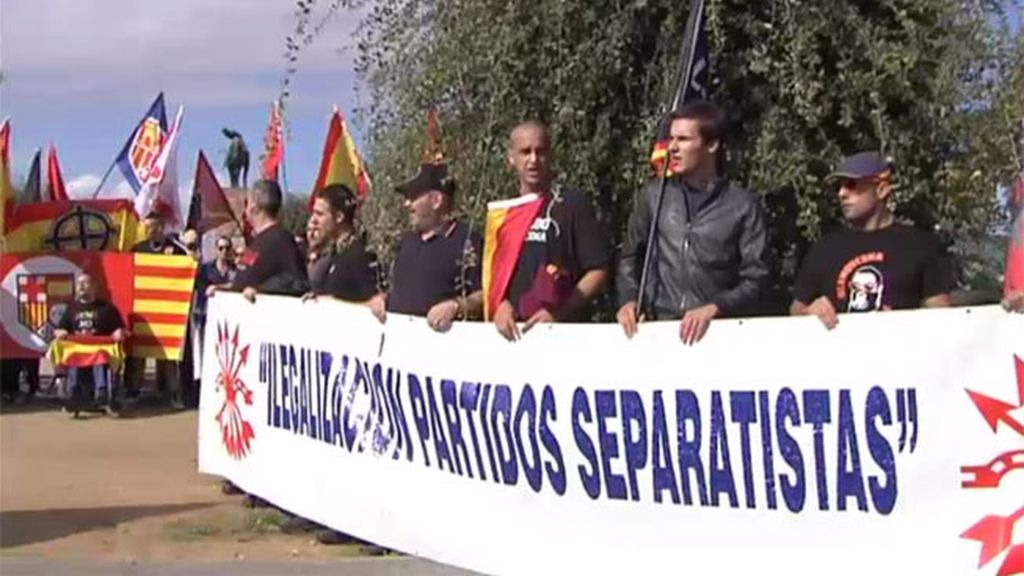 Unos 200 ultras se manifiestan en Montjuïc en defensa de “la unidad de España”