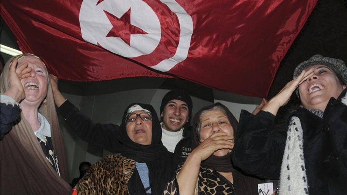 Varias mujeres celebran la disolución de la Agrupación Constitucional Democrática (RCD), el partido fundado por el expresidente tunecino Zín El Abidín Ben Alí, por parte de un tribunal tunecino, el pasado 9 de marzo. EFE/Archivo