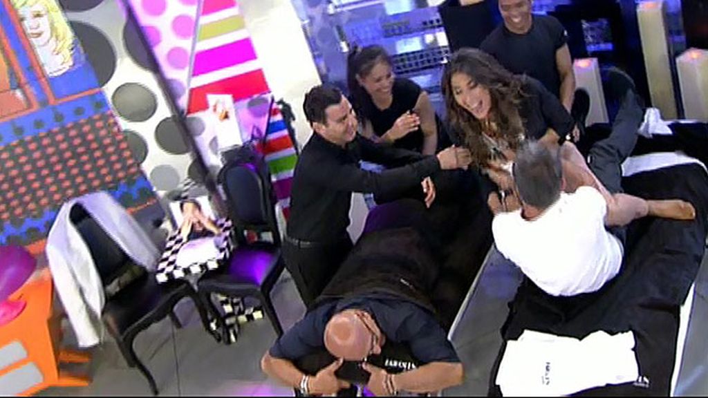 La presentadora casi acaba en el suelo
