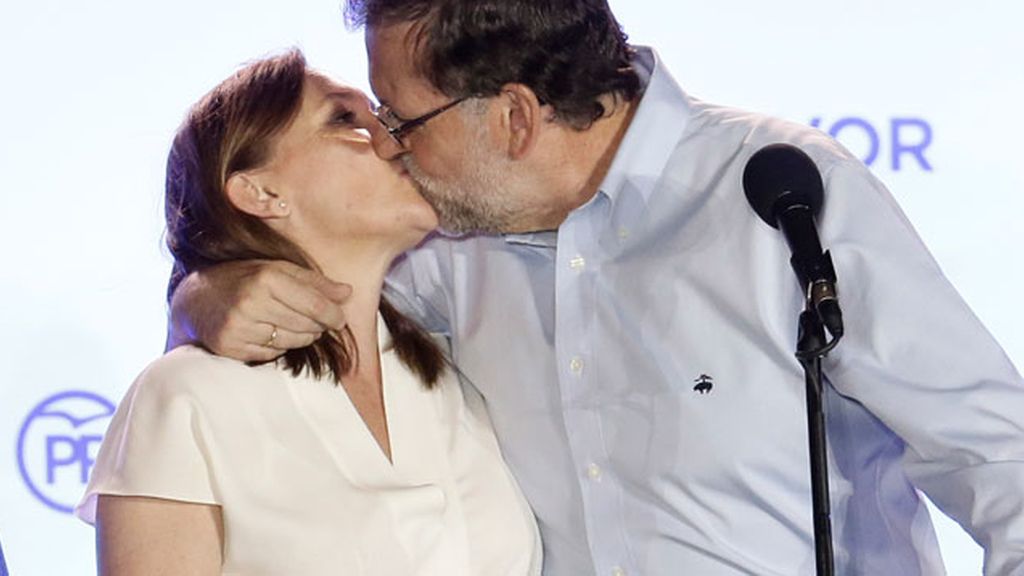 Beso con sabor a victoria de Rajoy a su mujer